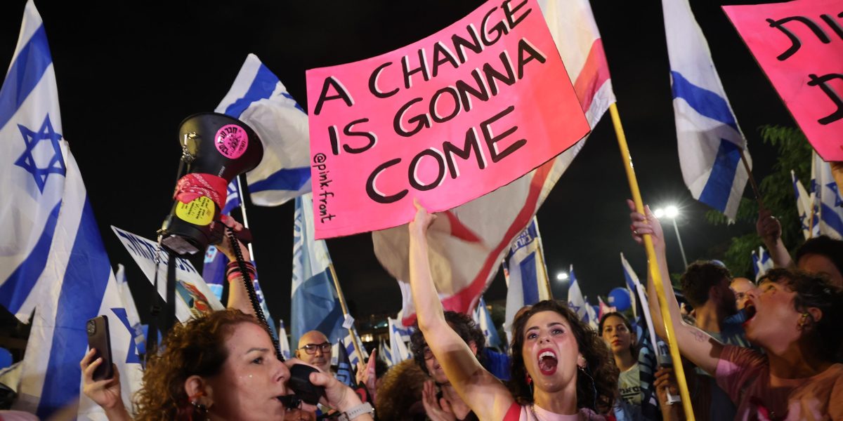 Tens of thousands of Israelis living abroad are expected to fly home to vote in a close election