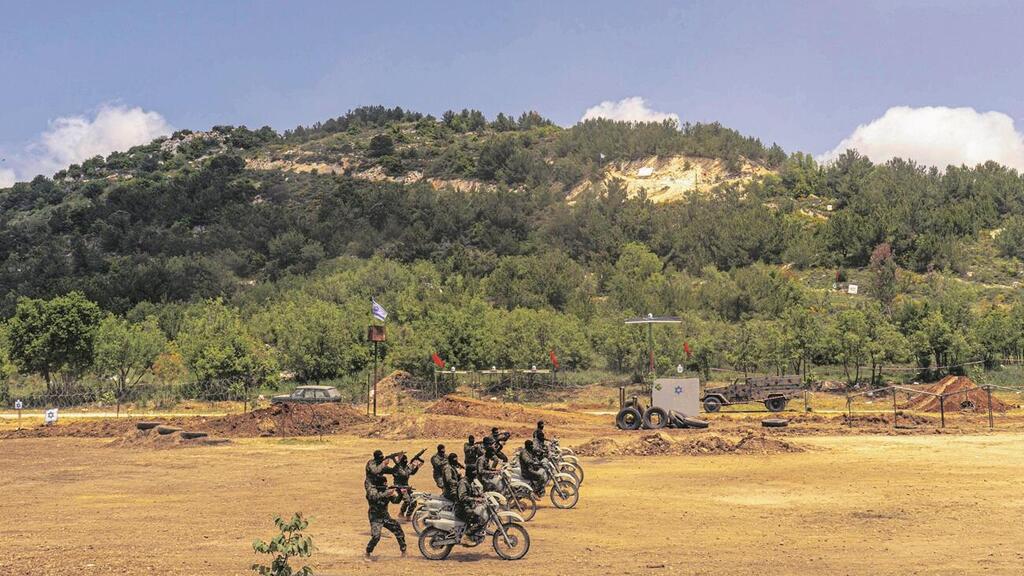 Hezbollah terrorists take part in a military exercise in southern Lebanon simulating the abduction of an Israeli soldier (Photo: Fatma Jomaa/IMAGO/APA images/Reuters) דרום לבנון: מחבלי חיזבאללה באימון ראווה המדמה חטיפת חייל ישראלי
