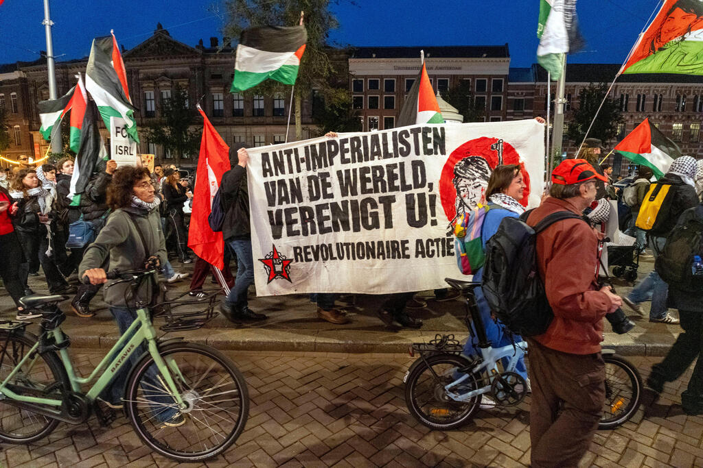 Pro-Palestinian demonstration in Amsterdam marking three years since October 7 (Photo: AP Photo / Patrick Post) מפגינים אנטי-ישראלים באמסטרדם לציון שלוש שנים למתקפת 7 באוקטובר