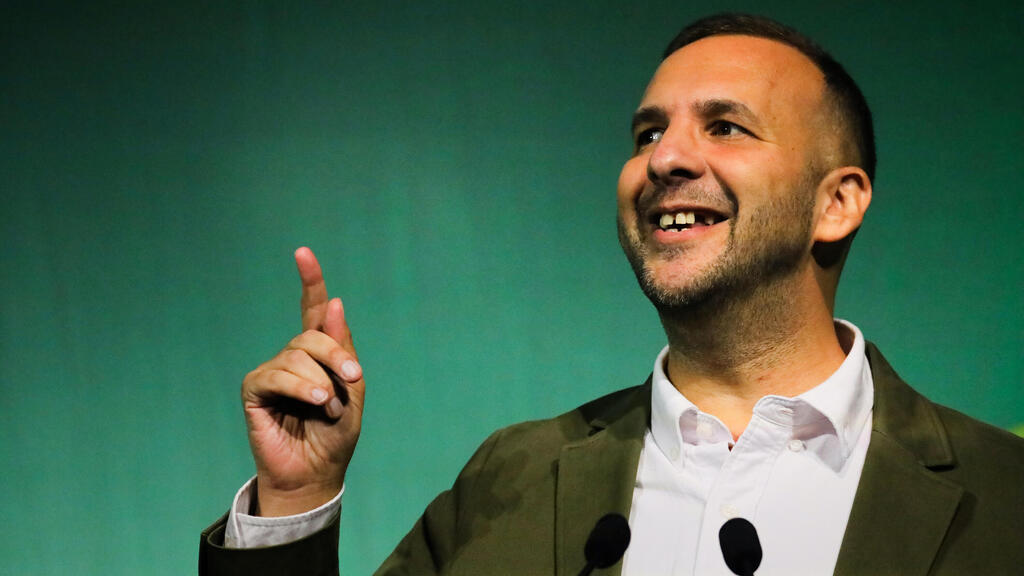 Green Party leader Zack Polanski, a Jewish anti-Zionist, recognizes Israelis’ and Palestinians’ right to exist but stops short of recognizing Israel’s right to exist (Photo: Alishia Abodunde/Getty Images) בריטניה ברייטון ועידת מפלגת הירוקים יו"ר המפלגה זאק פולנסקי