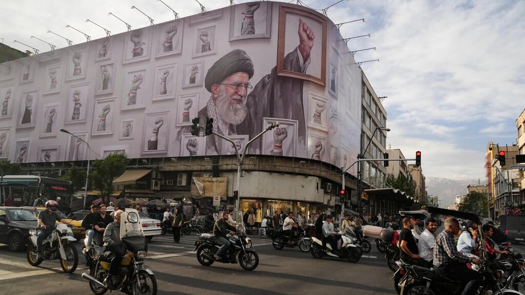 A billboard featuring Ali Khamenei in Tehran, Iran (Photo: AP Photo/Vahid Salemi, File) טהרן