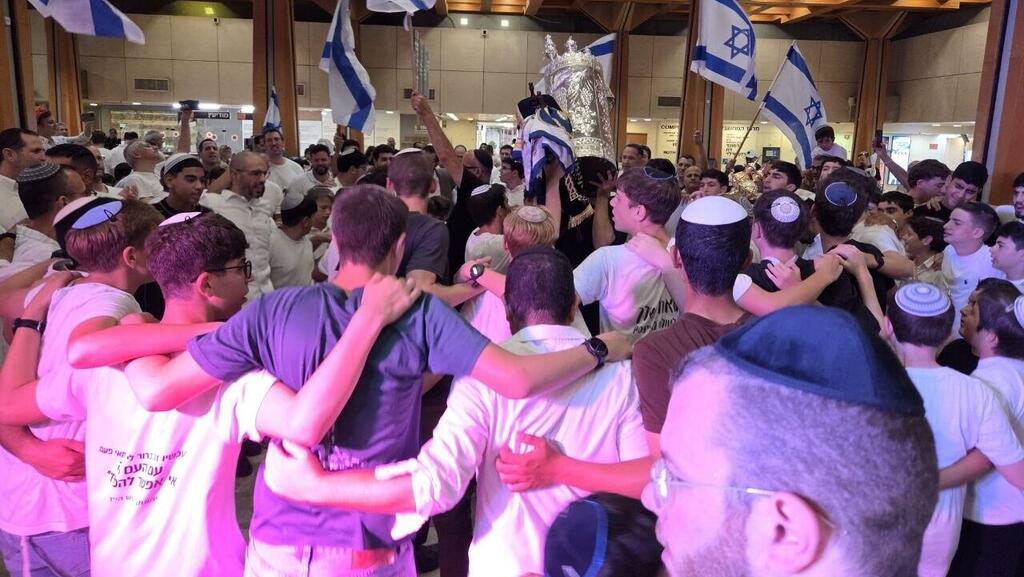 Dancing with Torah scrolls alongside patients at Sheba Medical Center at Tel Hashomer תלמידי ישיבת בני עקיבא גבעת שמואל בהקפות שניות בשיבא תל השומר