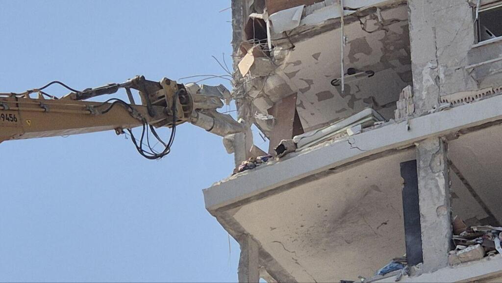 A home in the central Israeli city of Bat Yam struck by an Iranian ballistic missile (Photo: Yaron Brener) הריסת הבניין שנפגע פגיעה ישירה מטיל בבת ים