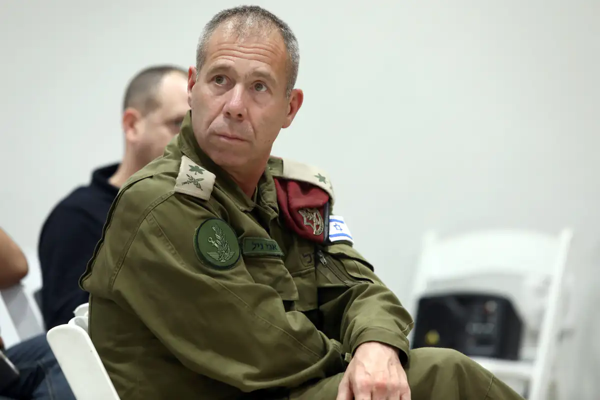 אבי גיל כמזכיר הצבאי , גדעון מרקוביץ'