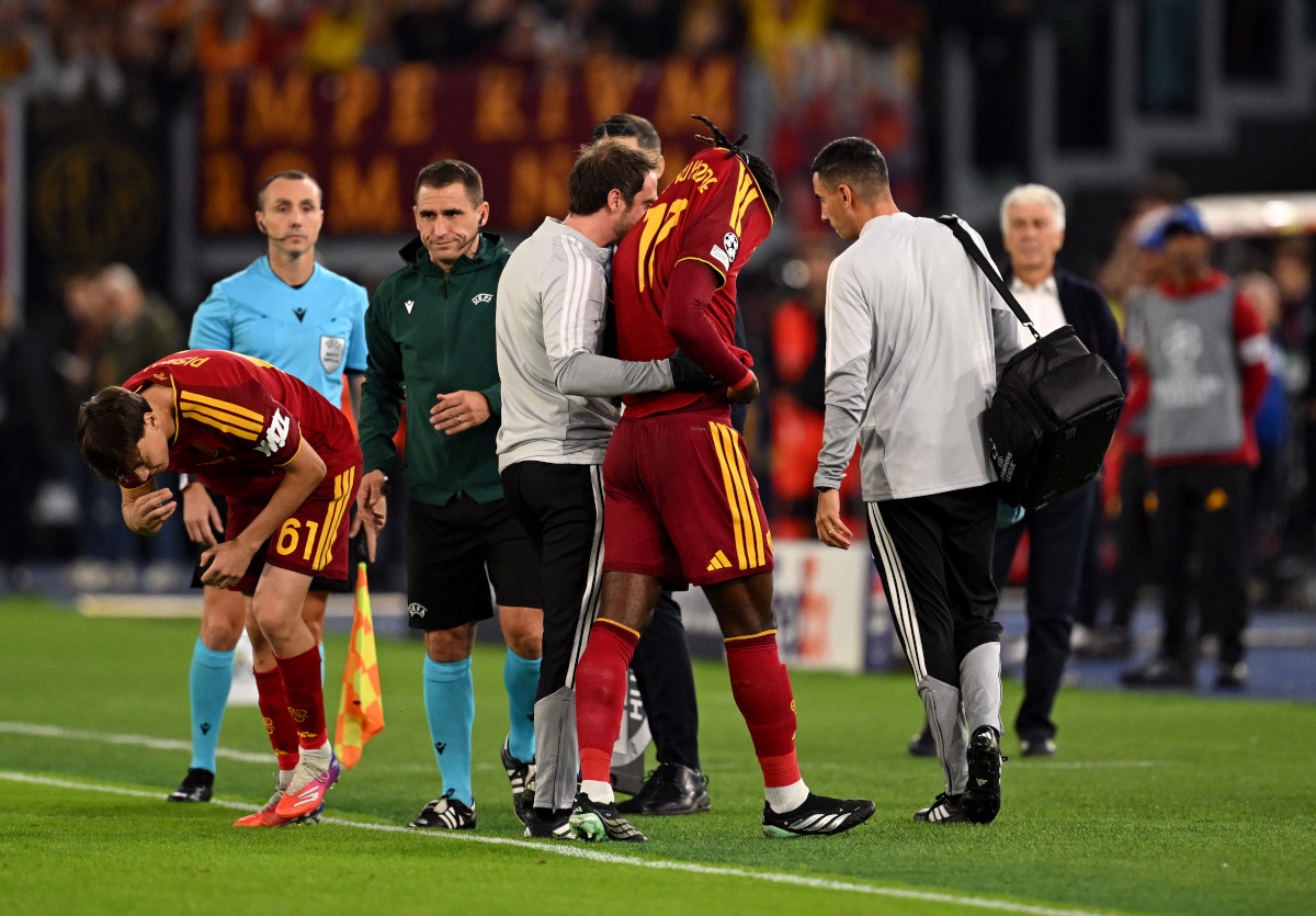 ROME, ITALY - OCTOBER 14: Manu Kone of AS Roma receives medical attention after sustaining an injury during the UEFA Champions League 2026/27 League Phase MD2 match between AS Roma and Real Madrid C.F. at Stadio Olimpico on October 14, 2026 in Rome, Italy. (Photo by Tullio M. Puglia/Getty Images)