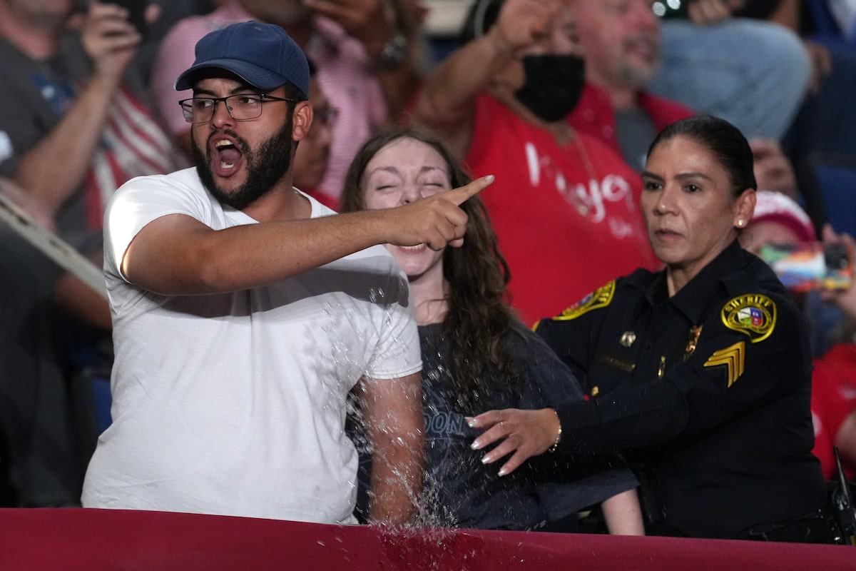Trump interrupted by protesters at Texas rally