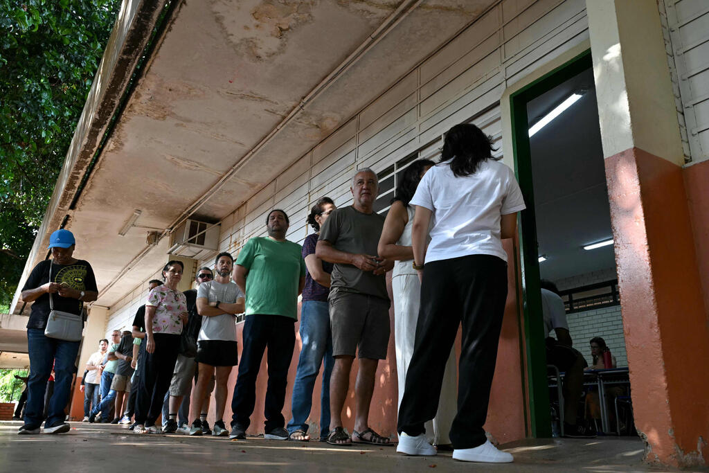 Voters line up at a polling station in Brasília, Brazil's capital (Photo: Evaristo SA / AFP) ברזיל בחירות קלפי בריזיליה