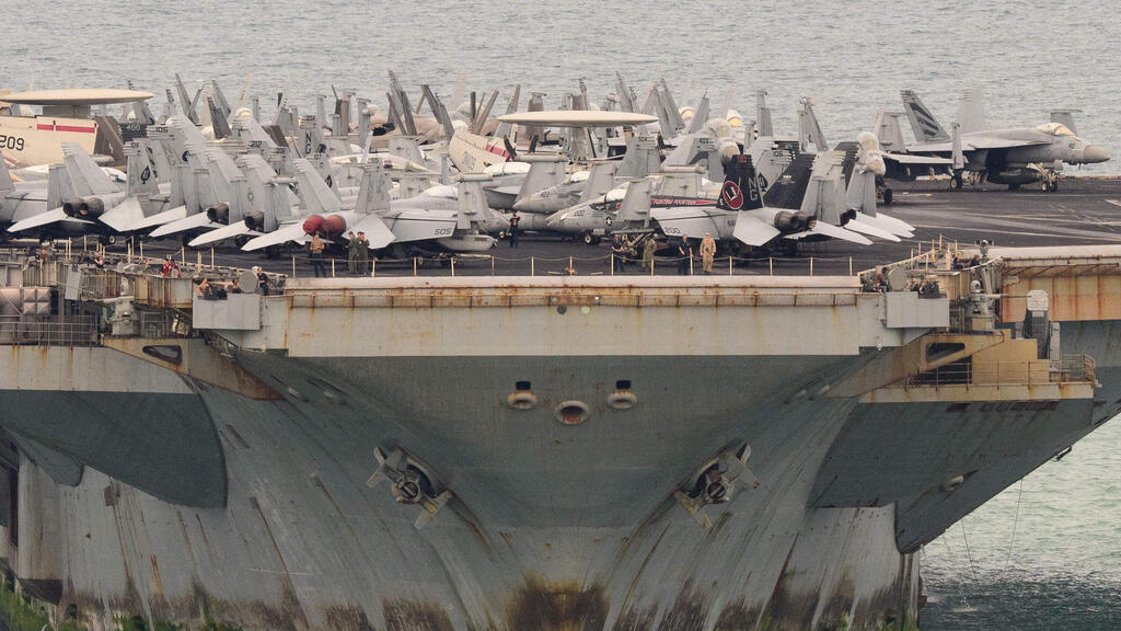 Photo: ANTHONY WALLACE / AFP 2 בספטמבר נושאת המטוסים USS אברהם לינקולן מגיעה לנמל לאם צ'באנג תאילנד אחרי משימה של 268 יום בלב ים כחלק מהמלחמה מול איראן