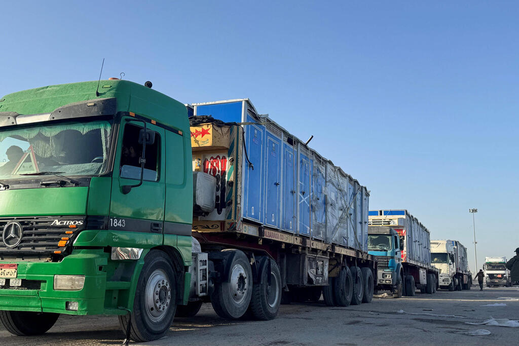 Trucks carrying goods at the Rafah crossing (Photo: AFP) מעבר רפיח