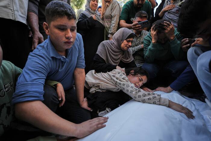 An Israeli pre-dawn strike on a Gaza apartment kills 2 people, and other Mideast news