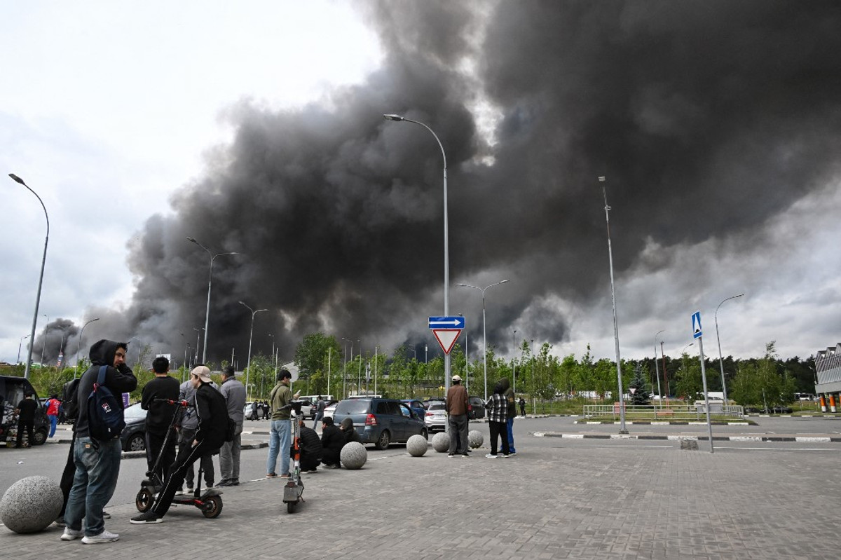 Ukraine Ready to Halt Refinery Strikes for Energy Truce, Zelensky Says