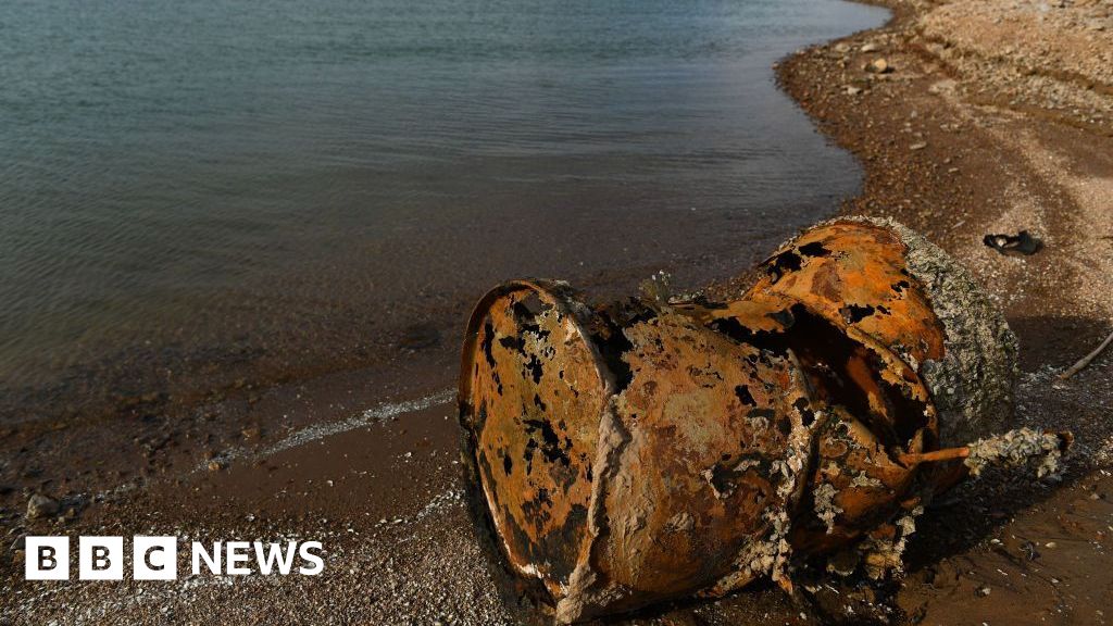 Las Vegas police ID remains of man found in barrel in Lake Mead - BBC