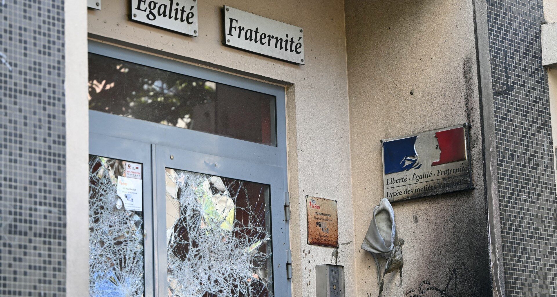Students continue to protest in France as hundreds of schools close | Protests News