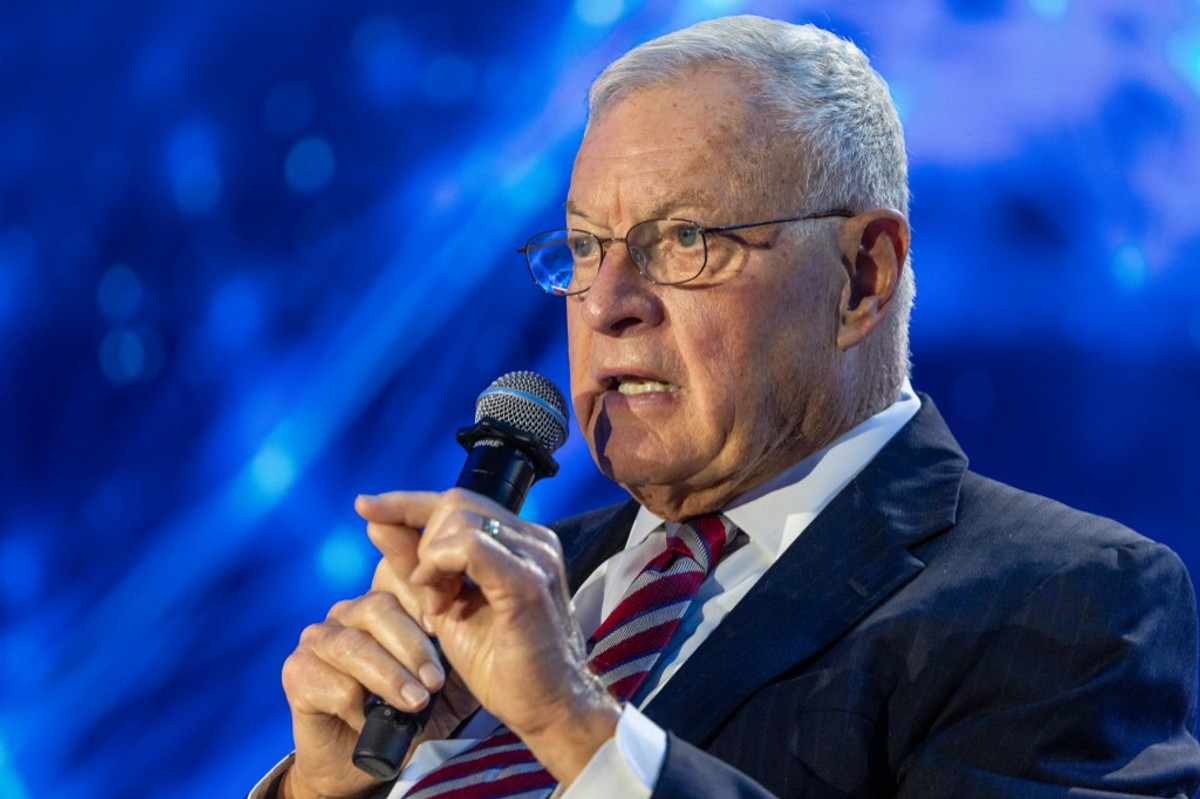 Ukraine Should Keep Striking Russian Refineries, Kellogg Says
