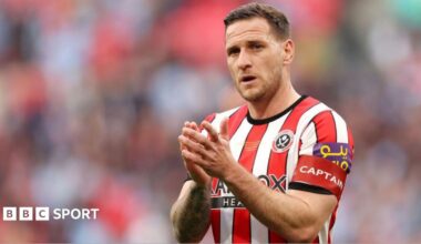 Billy Sharp applauds the Sheffield United fans after a game against Manchester City in 2023