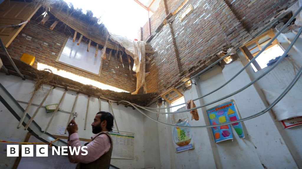 Watch: 'Cracking' heard before Pakistan school roof collapse