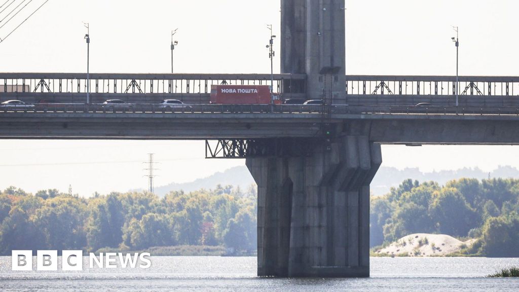 Russia targets busy bridge in central Kyiv - BBC