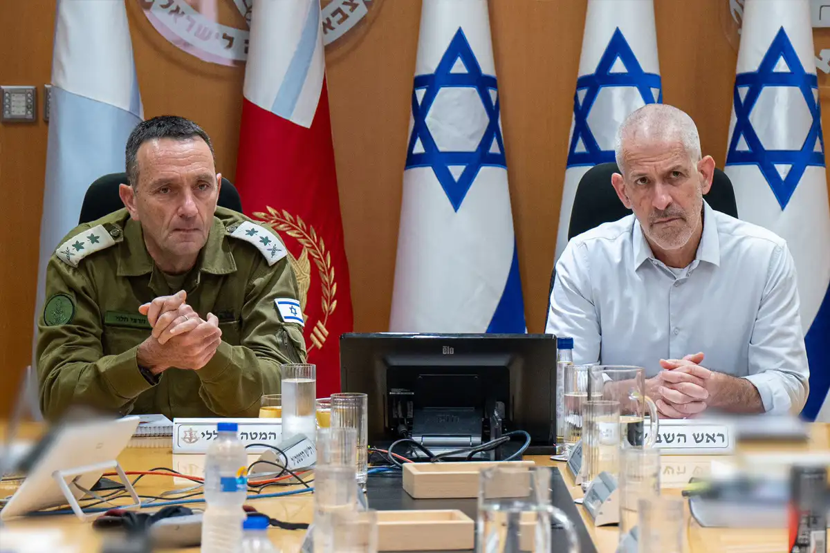 "למה משחירים את ראשי הארגונים? זאת אחת הסיבות שגרמו לי לדבר דווקא עכשיו". רונן בר והרצי הלוי , דובר צה"ל