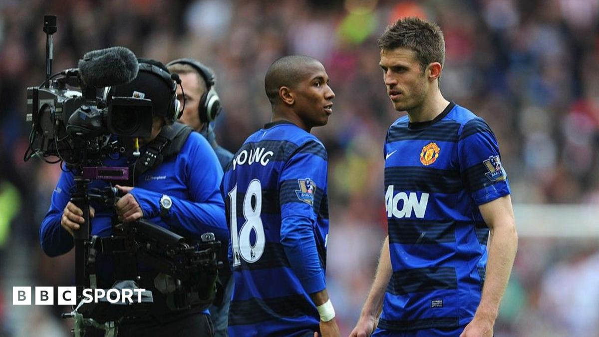 Michael Carrick and Manchester United team-mate Ashley Young on the pitch at Sunderland in 2012
