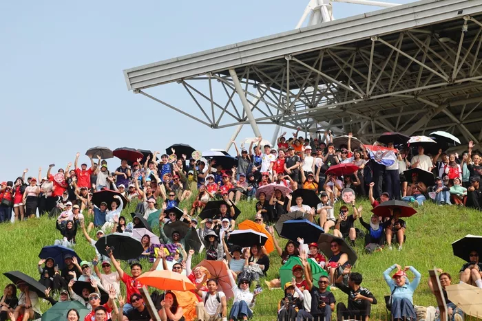 Fans with umbrellas