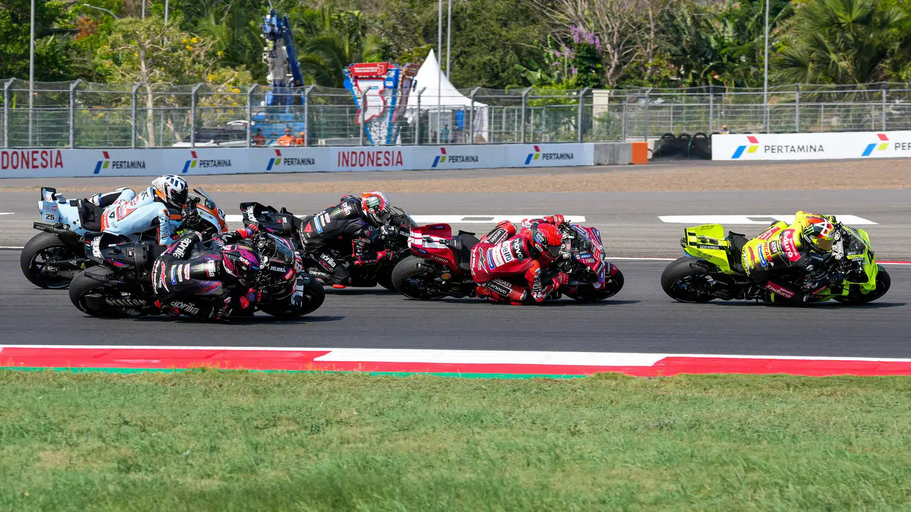 The sprint chain reaction: Di Giannantonio and Márquez made contact, Bezzecchi took avoiding action, fell and took Fernandez with him. Martin couldn’t believe his luck…