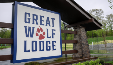 Pennsylvania mom accused of stabbing husband, toddler at Great Wolf Lodge