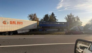 Multi-vehicle crash including double-decker bus closes Highway 99 in Delta - BC