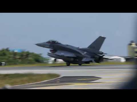 2架F-16V戰機飛抵台東|中央社即時影音 thumbnail