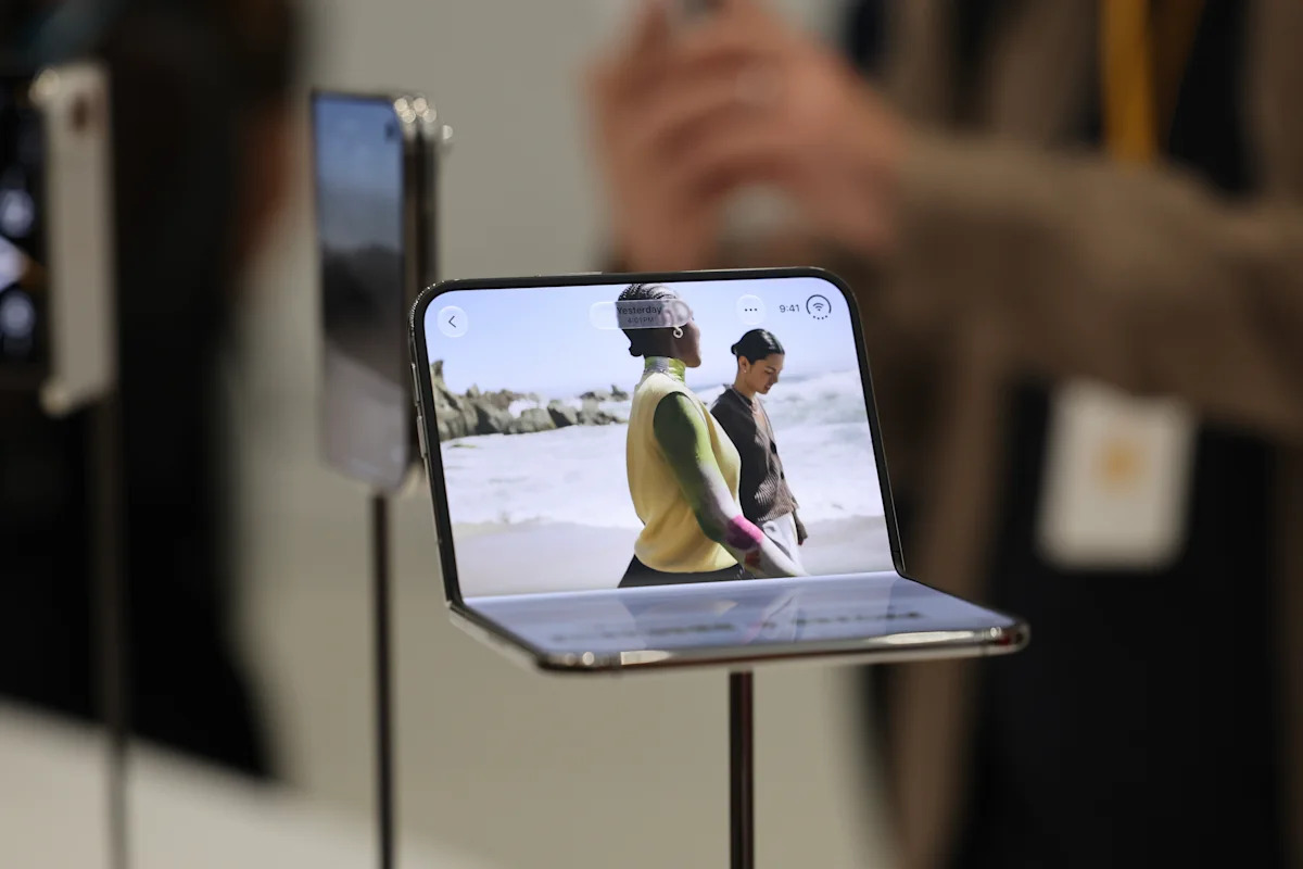 Apple iPhone Duo preorders sell out, deliveries extend to late January