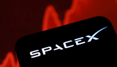 SpaceX wants to be America's fourth phone carrier — tower owners are cashing in