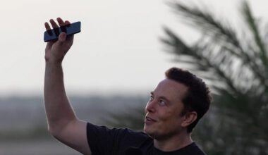 SpaceX's next Starlink move could squeeze AT&T, Verizon — and even Apple and Samsung