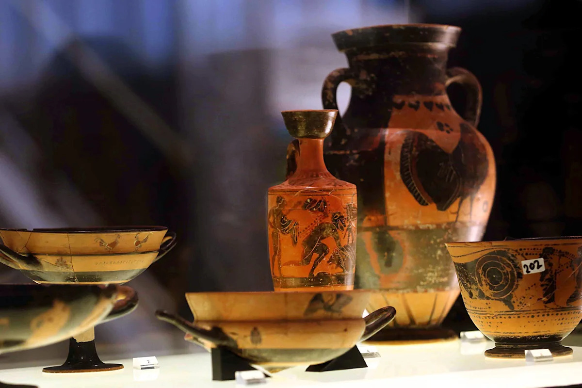 Israel returns 22 stolen ancient artefacts to Greece