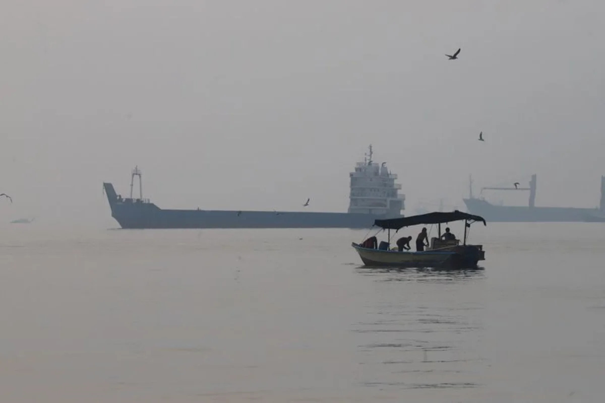 Attacks on tankers in Hormuz hit highest of any week since start of Iran war, sources say