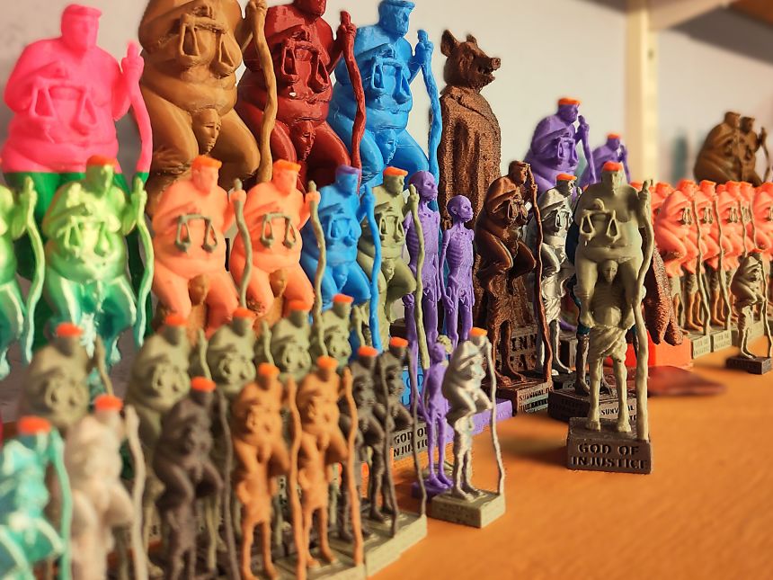 The Trump sculpture is accompanied by over 1,000 3D-printed miniatures, which are being made available to passersby as “protest tokens.”
