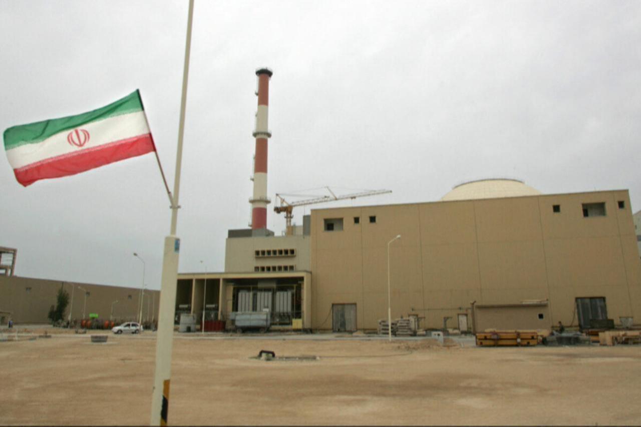 An Iranian flag outside the building housing the reactor of the Bushehr nuclear power plant in southern Iranian port town of Bushehr, 1200 km south of Tehran, April 3, 2007. (AFP Photo)