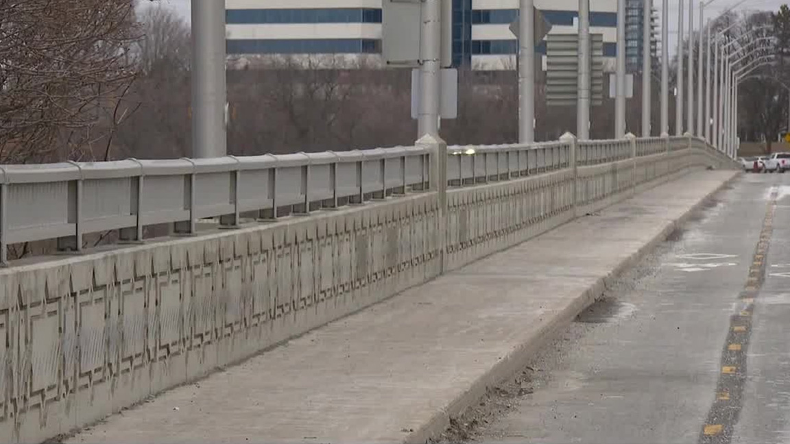 SIU investigates after man, 33, falls onto DVP from Leaside Bridge