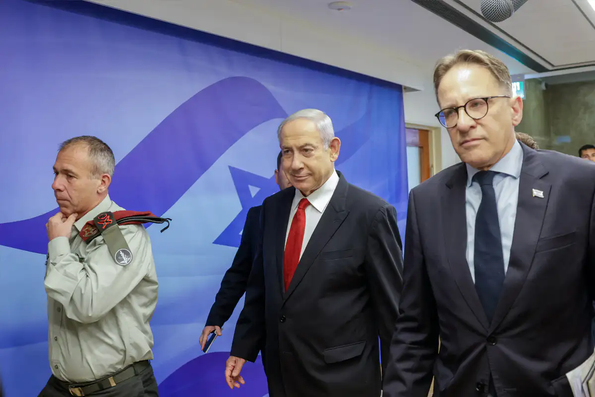 "הוא ניגש לקצרנית - ושינה בכתב ידו את השעה בסטנוגרמות". ראש הסגל לשעבר צחי ברוורמן עם נתניהו וגיל , מארק ישראל סלם