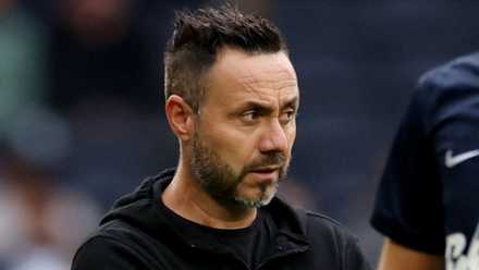 Tottenham Hotspur manager Roberto De Zerbi looks worried vs Newcastle United