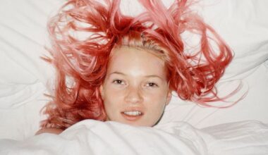 'Rock 'n' roll swagger': 10 iconic images capturing the chaotic energy of '90s Brit culture - BBC