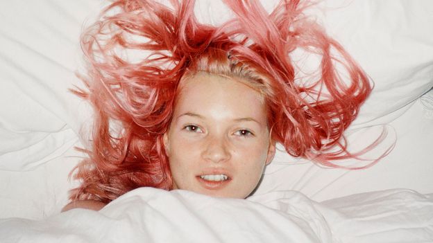 'Rock 'n' roll swagger': 10 iconic images capturing the chaotic energy of '90s Brit culture - BBC