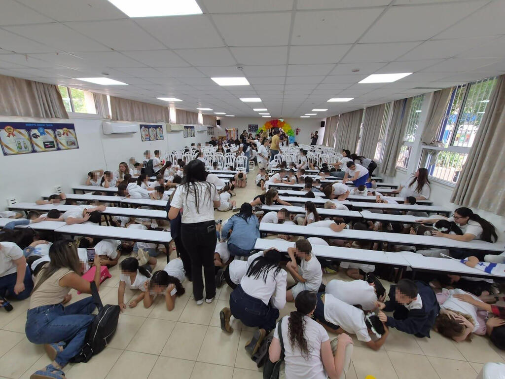 Students take cover in a classroom during rocket sirens in Kiryat Shmona (Photo: from social media) תלמידים מתגוננים בכיתה בקריית שמונה