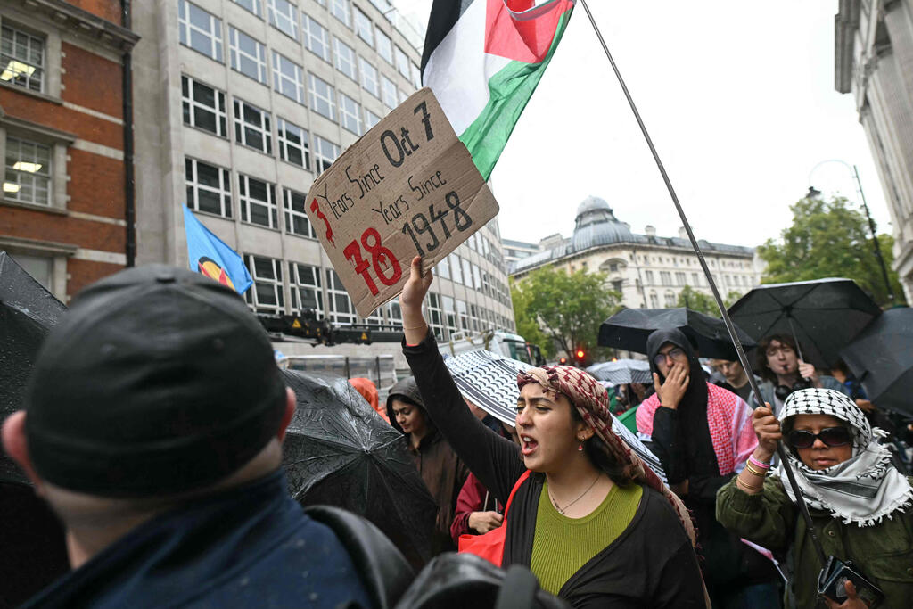 Pro-Palestinian demonstration in Britain (Photo: JUSTIN TALLIS / AFP) לונדון בריטניה מחאה פרו פלסטינית ביום ציון 3 שנים ל 7.10