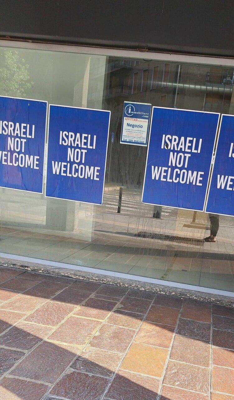 Signs posted about a year ago in several areas of Milan (Photo: X) השלטים נתלו בכמה אזורים במילאנו