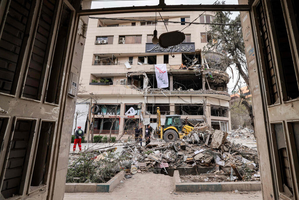 A building in Tehran hit in previous US-Israeli strikes (Photo: ATTA KENARE / AFP) טהרן