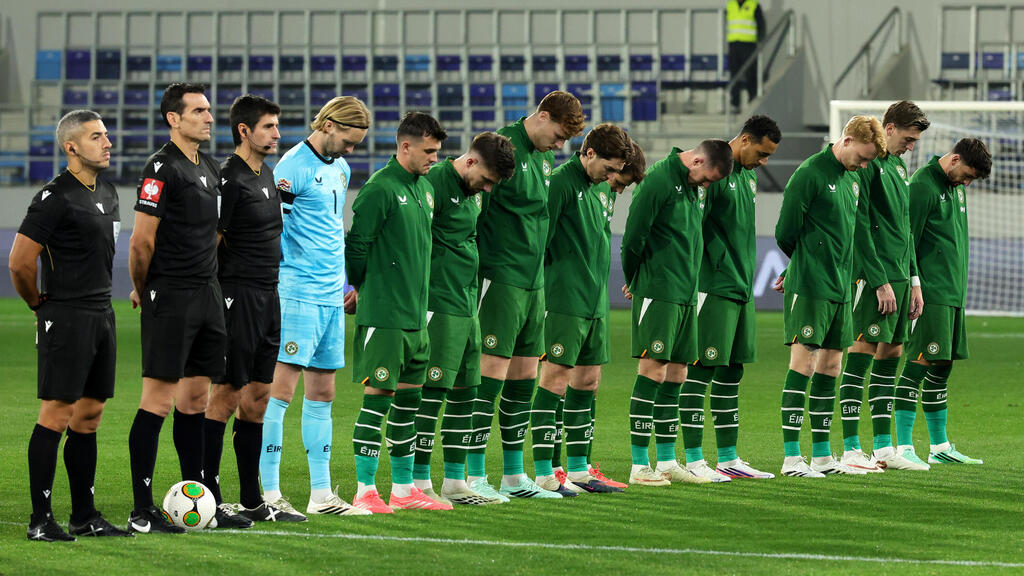 Ireland players bow heads during Israeli anthem (Photo: Srdjan Stevanovic/Getty Images) אירלנד ישראל