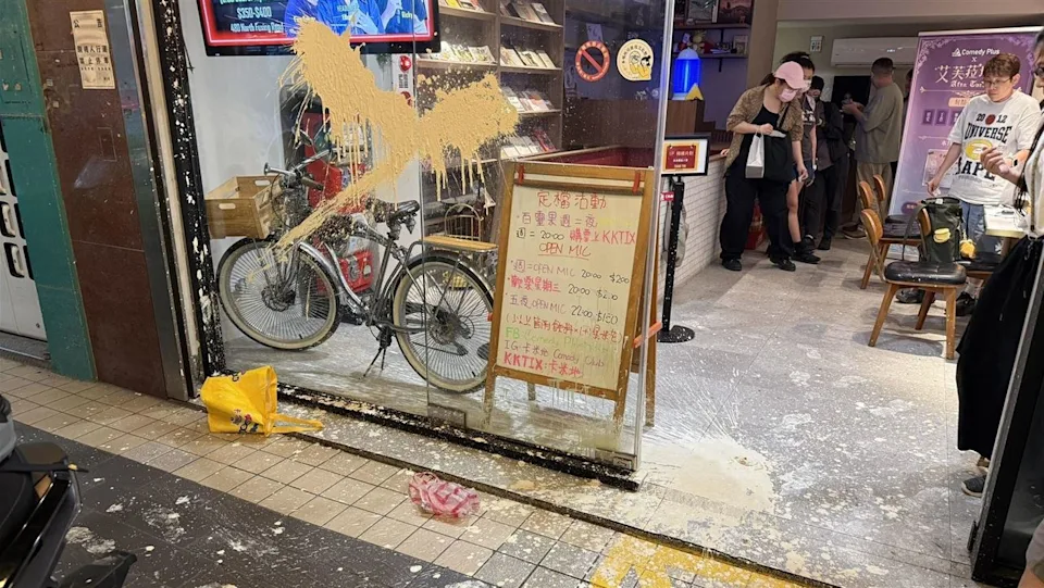 The comedy club in Taipei targeted with paint and human feces in May. 'All I did was mock Xi Jinping for two and a half minutes on a stage in Taiwan' (Photo: Yahoo Taiwan) מועדון הקומדיה בטאיפיי, טייוואן, שהותקף