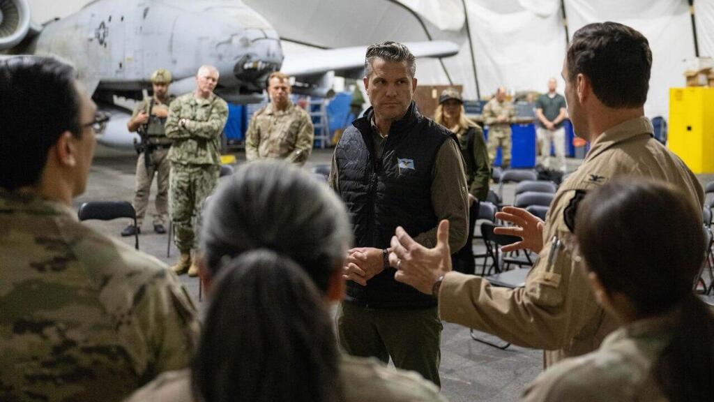 US Defense Secretary Pete Hegseth speaks with troops during a visit to the US Central Command area of responsibility (Photo: US Department of Defense) פיט הגסת' ביקור בגזרת פיקוד המרכז של ארה"ב שיחה עם חיילים