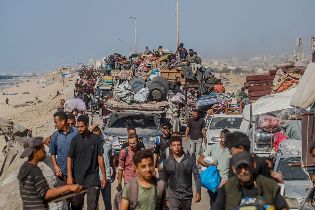 People are forced to flee south after Israeli attacks in Gaza City, on September 16. Those with missing relatives are