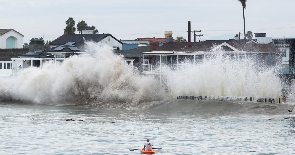 Live updates: Southern California battered by high winds, rain and flooding as Rachel makes landfall