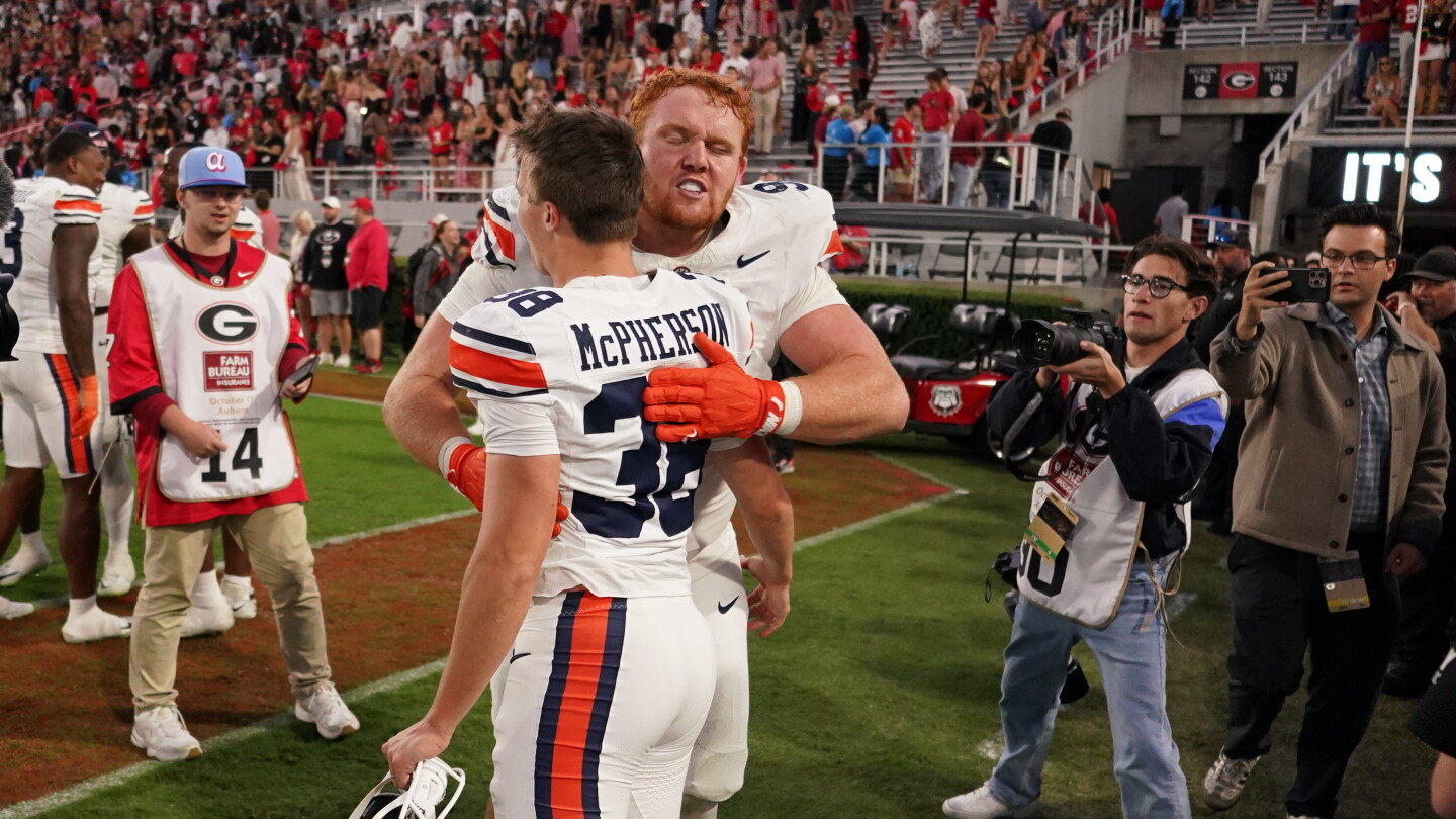 Auburn vs. Georgia recap, results: Top-ranked Bulldogs lose on late fumble, roughing the passer penalty